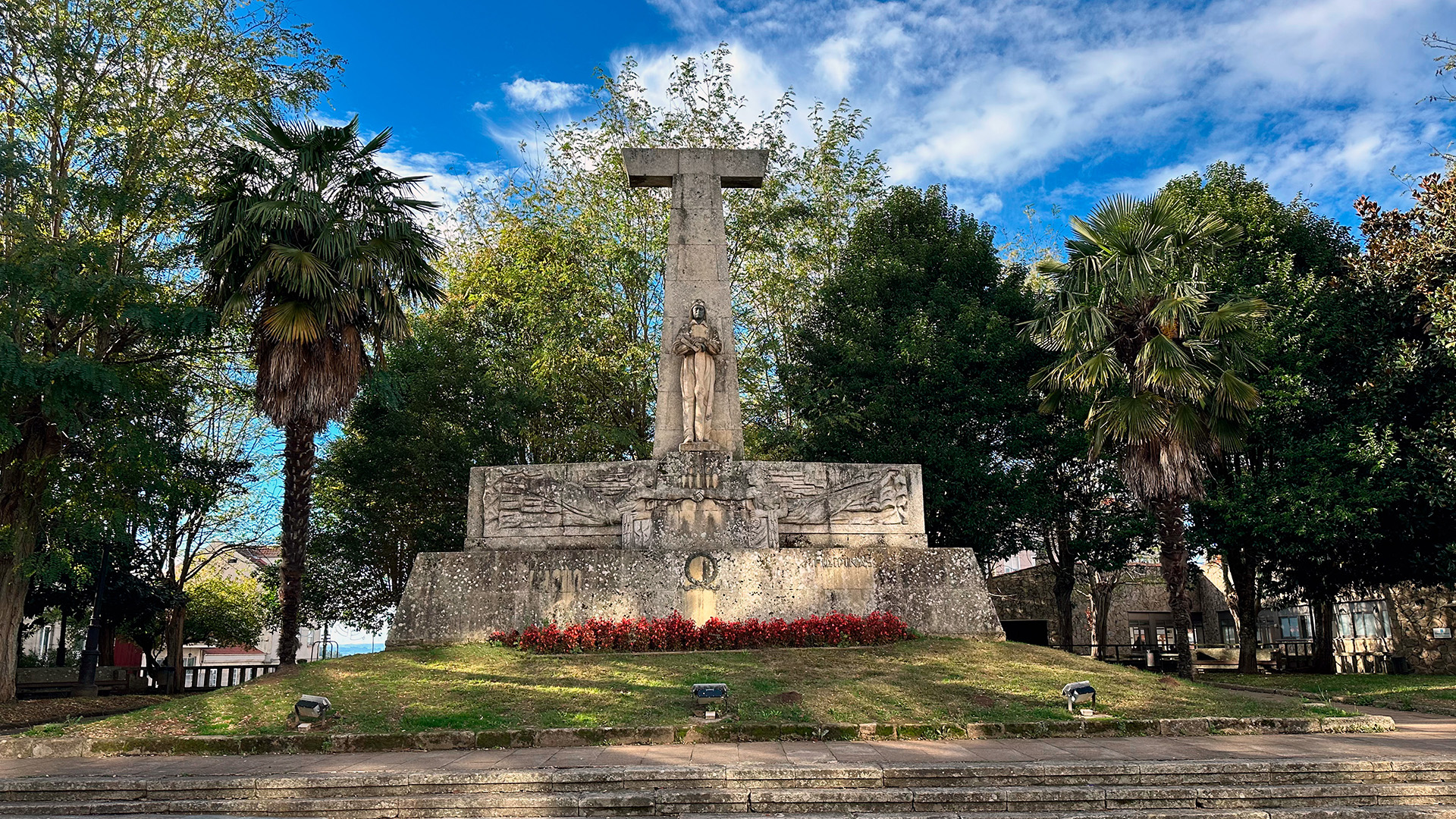 Monumento al aviador Joaqu&iacute;n Loriga