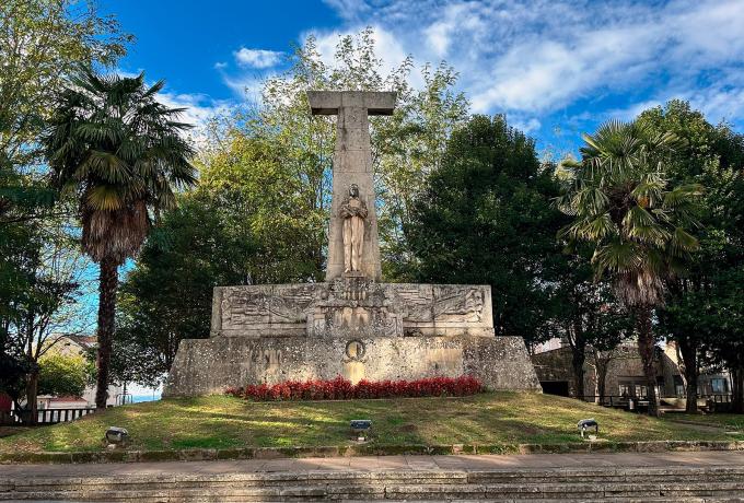 Monumento al aviador Joaqu&iacute;n Loriga 0