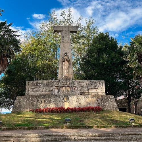 Monumento al aviador Joaqu&iacute;n Loriga 0